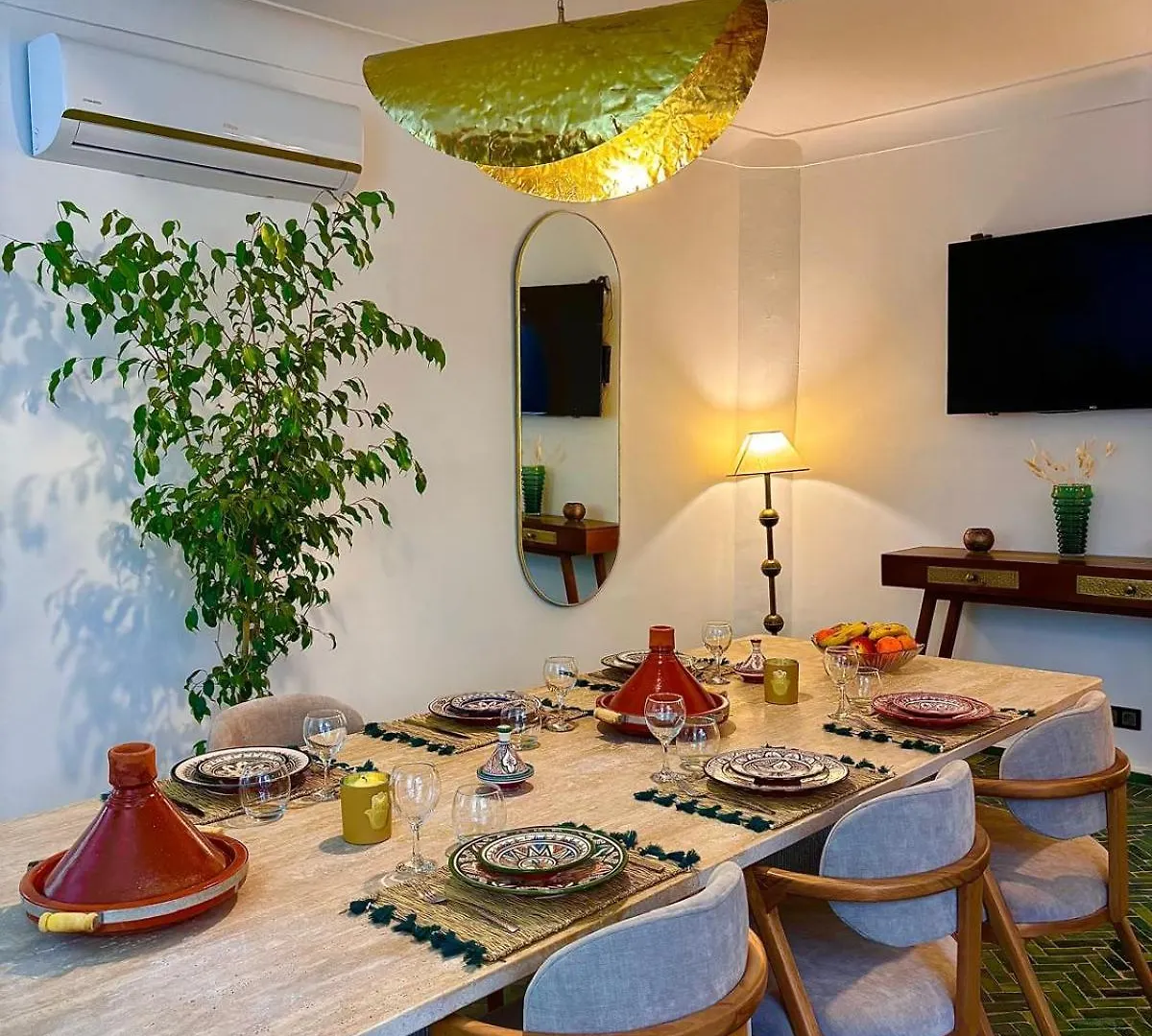 Riad Privatise Jusqu A 10 Personnes Avec 5 Suites, Bassin Et Rooftop A Seulement 15 Minutes A Pied De La Celebre Place Jemaa El Fna Marrakesh
